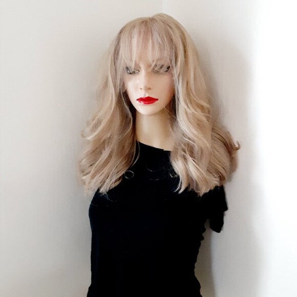 Honey blonde lace frontwith whiskybangs.Human hair blend 16'